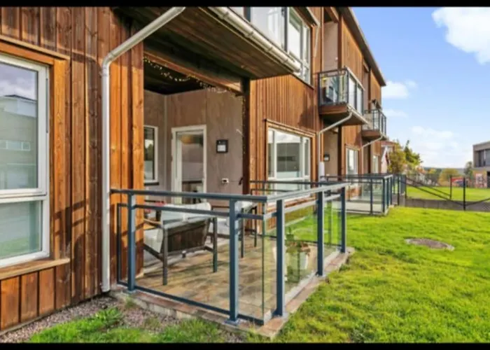 Great Central 2-Room Apartment